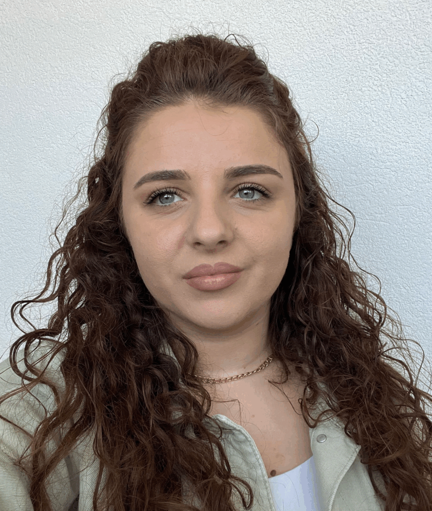 Florentina Dedari - ligjeruese e Data Science and Analytics ne Jungle Kosova