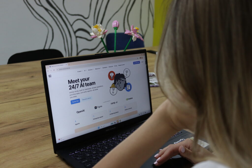 Student duke përdorur AI tools në laptop për studime dhe produktivitet në 2026